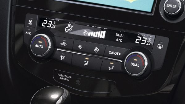 Nissan X-Trail detail shot temperature controls